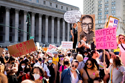 Mobilització de dones a Nova York, en una de les 600 marxes que van tenir lloc dissabte.