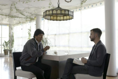 L’expresident de Bolívia Evo Morales conversa amb Ricard Ustrell.