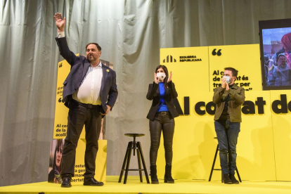 El líder de ERC, Oriol Junqueras, la candidata por Lleida, Marta Vilalta, y el candidato a la Presidencia de la Generalitat, Pere Aragonès, a un mitin a Lleida.