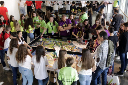 Un projecte per aplicar la tecnologia de les plaques fotovoltaiques als edificis guanya la First Lego League de Lleida