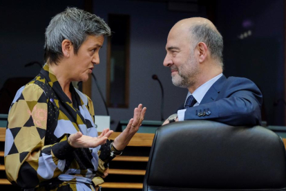 El comissari europeu d'Assumptes Econòmics, Pierre Moscovici (dreta), conversa amb la comissària europea de Competència, Margrethe Vestager, al començament de la reunió setmanal del Col·legi de Comissaris a Brussel·les (Bèlgica).