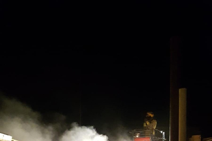 Els bombers, treballant dimecres a la nit al carrer Girona.