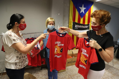 L’ANC de Lleida ven samarretes i tiquets per a la manifestació de l’11-S al carrer Acadèmia.