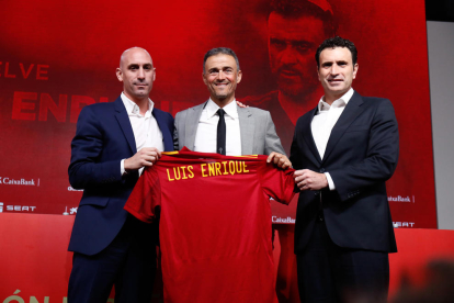Luis Rubiales, Luis Enrique i Francisco Molina, en la presentació del seleccionador.