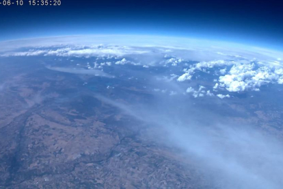 Imatge aèria captada per la sonda, amb vistes del riu Segre i de núvols al Pirineu.