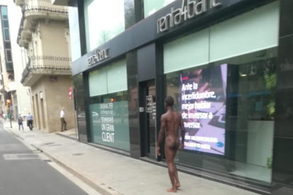 Un hombre camina desnudado por el centro de Lleida
