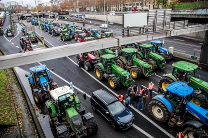 Un miler de tractors van tallar les vies d’accés a París.