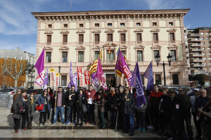 Protesta pels acomiadaments per baixes mèdiques, ahir, a Lleida.