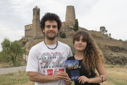 Els joves David Monràs i roser Creu amb el seu llibre 'Cartes d'amor'.