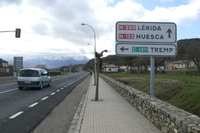 Un cartel con el topónimo en castellano en Puente de Montañana.
