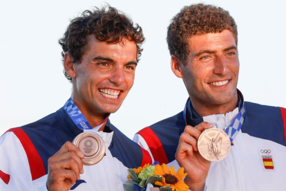 Jordi Xammar i Nicolás Rodríguez, amb les medalles de bronze de la classe 470, conquerides al ser cinquens a la Medal Race.