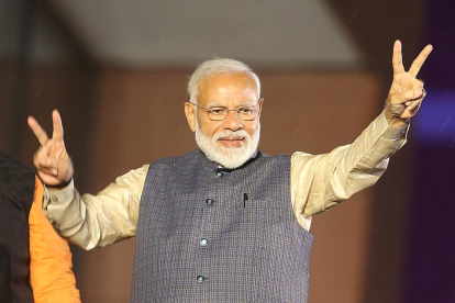El primer ministro Narendra Modi celebrando su victoria. 