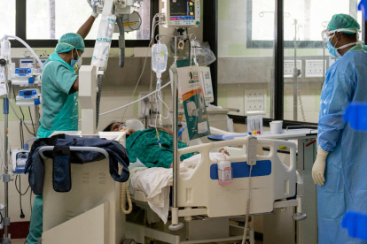 Pacientes en el hospital de Bathalapalli de la entidad. 
