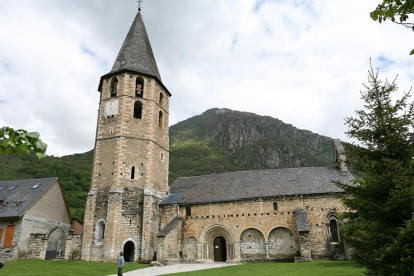 La iglesia de Sant Andrèu y la torre octogonal del campanario.