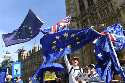 Un grupo de personas se manifiesta frente al Palacio de Westminster, en Londres, en Gran Bretaña, este jueves, por la decisión del primer ministro británico, Boris Johnson, de bloquear el Parlamento
