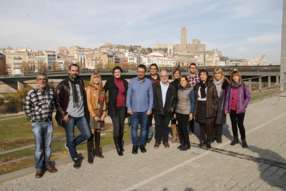Xavier Domènech posando con los miembros de la lista por Lleida de Catalunya en Comú Podem. 