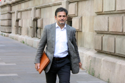 L’exdirigent de CDC Oriol Pujol, als voltants del Palau de Justícia de Barcelona.