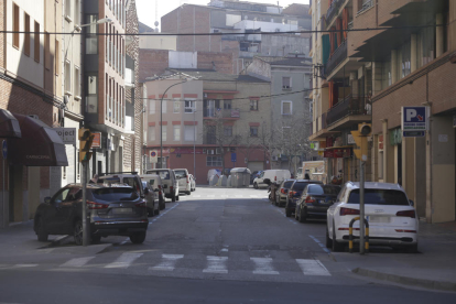Vista de la calle Paer Casanovas, donde ayer al mediodía tuvo lugar el asalto en un piso. 