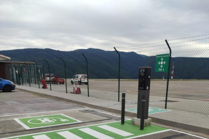 El punt de càrrega de cotxes elèctrics de l’aeroport de la Seu.