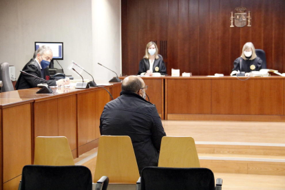 El acusado, durante el juicio en la sala de la Audiencia de Lleida.
