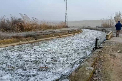 El canal de Aragón y Cataluña, completamente helado.