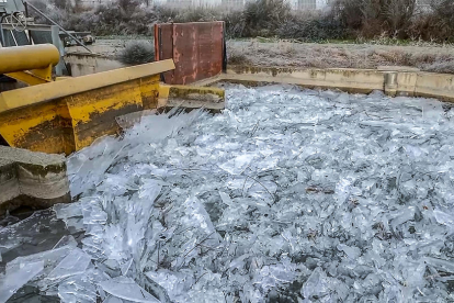 El agua del canal de Aragón y Catalunya, partida en numerosos trozos de hielo en unas compuertas.