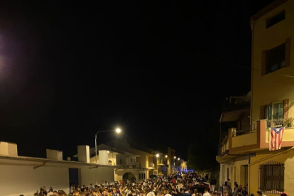 Decenas de jóvenes durante una concentración coincidiendo con la fiesta mayor en Agramunt. 