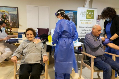 Imatges de vacunacions en un geriàtric de Tàrrega, el CAP d’Agramunt i cues de sanitaris a l’hospital Arnau per vacunar-se.