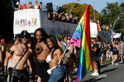 Participantes en el desfile del Orgullo LGTBI en Barcelona.
