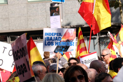 Miles de personas responden al llamamiento de Sociedad Civil y se manifiestan en el paseo de Gracia de Barcelona