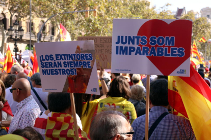 Milers de persones responen a la crida de Societat Civil i es manifesten al passeig de Gràcia de Barcelona