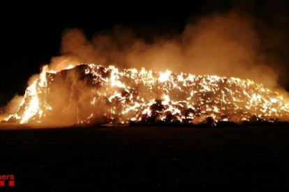 Espectacular incendio en un pajar en Balaguer
