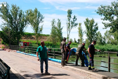 Los Agentes Rurales desplegando las mallas. 