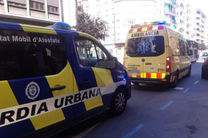Un vehicle del SEM i un de la Guàrdia Urbana de Lleida