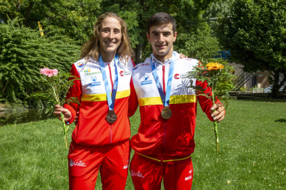 La cantera del Cadí celebra las medallas de sus compañeros.