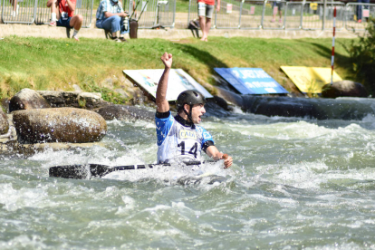 La cantera del Cadí celebra las medallas de sus compañeros.