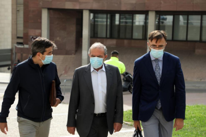 Joan Reñé arriba als jutjats de Lleida acompanyat dels seus advocats