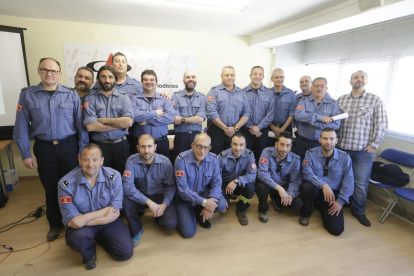 Jefes de parques de bomberos voluntarios de varias localidades catalanas ayer en Lleida. 