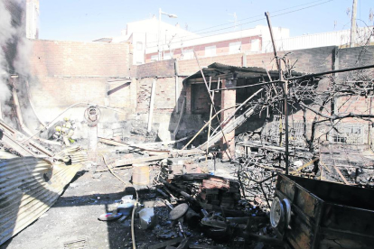 Imagen de la finca de Juneda tras el incendio, que destruyó el interior de una caseta. 