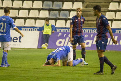 Adri León salta por encima de la defensa del Atlético Levante.
