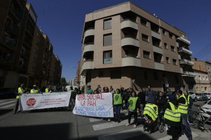 Activistes de la PAH es van concentrar ahir al matí davant del bloc de pisos okupat.