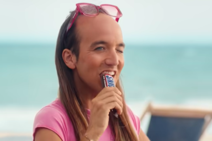 Polèmica pel nou anunci de les barretes Snickers per ser 'homòfob' i 'plumòfob'