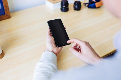 El teu mòbil té més gèrmens i bacteris que un vàter: com netejar-lo bé