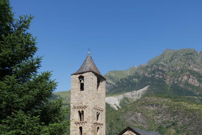 Una de les visites guiades i itineraris d’estiu celebrats el 2020 a l’església de Sant Joan de Boí.