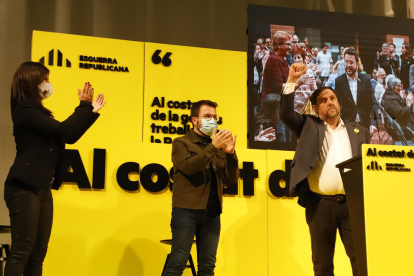 Marta Vilalta y Pere Aragonès aplauden a Oriol Junqueras en el mitin de ayer en Magraners. 