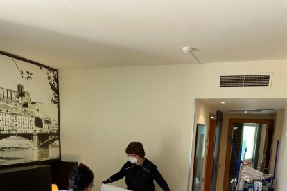 Personal de l’Hotel Nastasi preparant una de les habitacions per acollir pacients de Covid-19.