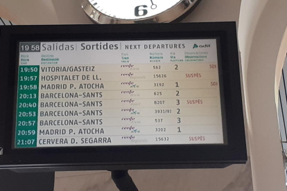 Pantalla anunciando trenes anulados en la estación de Lleida. 