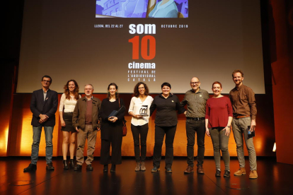 Fotografía de grupo de galardonados y jurados en la clausura del Som Cinema en el CaixaFòrum. 