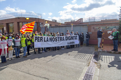 Uns 150 empleats van participar en la concentració d’ahir davant les portes de la presó.