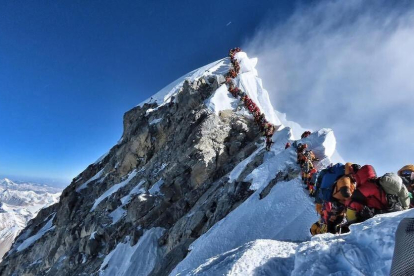 Atasco en el Everest al hacer cima más de 200 montañeros el mismo día